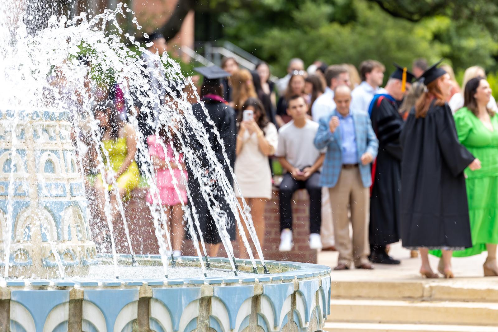 学生和家庭围着米勒喷泉参加毕业典礼