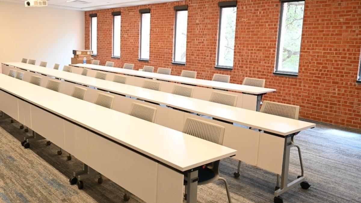 尤因霍尔塞尔大楼新装修的教室，有三排现代化的桌椅.